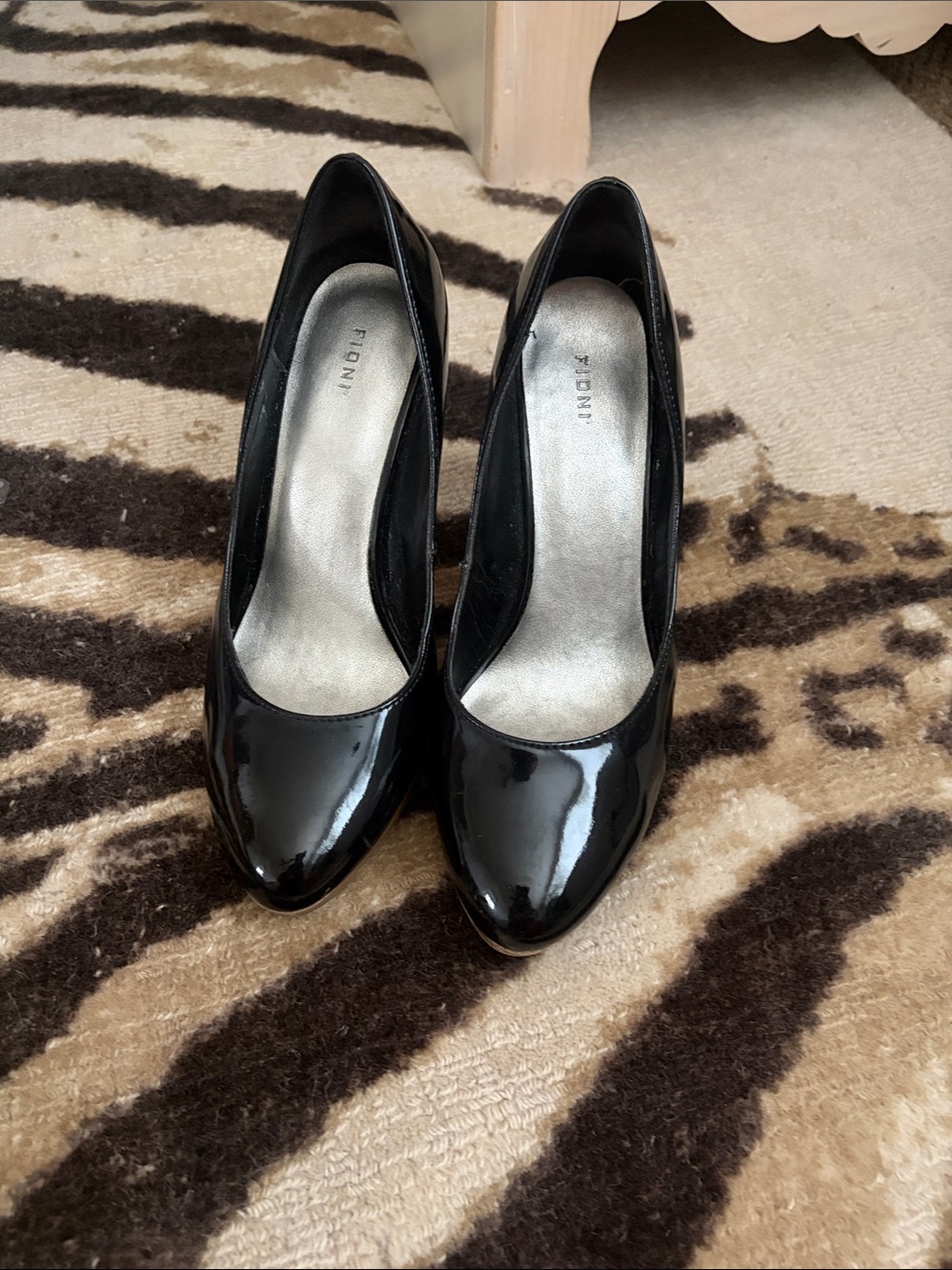 FIONI Clothing Black Patent Mid-Heel Pumps - Picture 2 of 3